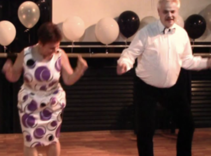 Senki sem hitte, hogy ez az idős pár táncolni tud — de amikor a színpadra léptek, élénk boogie woogie mozdulataik és örömteli energiájuk mindenkit lenyűgözött. Nézd meg elképesztő előadásukat alább!