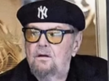 El tudod hinni, hogy 89 éves? ? Ebben a ritkán látott pillanatban a legendás színész – akit felejthetetlen alakításai tettek halhatatlanná a mozivásznon és a tévéképernyőn egyaránt – ugyanazzal a huncut