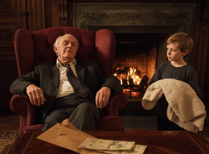 Próbára akarta tenni a takarítónőt – de a kisfiú olyat tett, amitől sírni kezdett