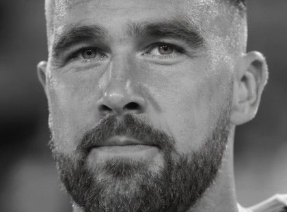 57 250 000 dollár. Ennyit ért egyetlen aláírás, és ezzel Travis Kelce, a Kansas City Chiefs ikonja pillanatok alatt a világ egyik leggazdagabb sportolójává lépett elő. ? A bulvársajtó már dörzsölte is a tenyerét: vajon melyik egzotikus adóparadicsomban vesz majd saját szigetet? Milyen döbbenetes luxusautóval gurul be a következő edzésre? ?️