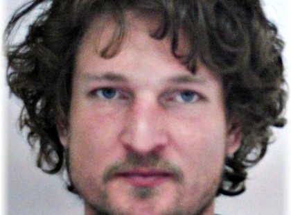 Nyomtalanul eltűnt a 36 éves Rokonál Benedek Lőrinc. Különös aggodalomra ad okot, hogy az eltűnése után a rendőrök a településen, a Duna-parton megtalálták a férfihoz köthető ruhadarabokat és ékszereket.