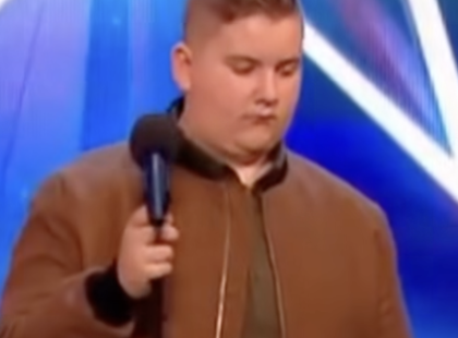 Reszkető kézzel állt a mikrofonhoz… amit ezután tett, mindenkit letaglózott ??