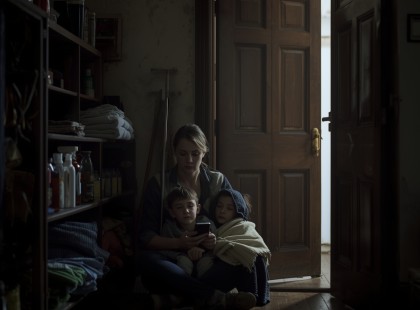 A házvezetőnő bezárta a takarítónőt a gyerekeivel – Nem hitte volna, ki menti meg őket!