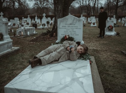 A gyászoló férfi sírhelyhez ment, de egy kisfiút talált ott, aki a felesége fényképét szorongatta – az igazság szinte hihetetlen