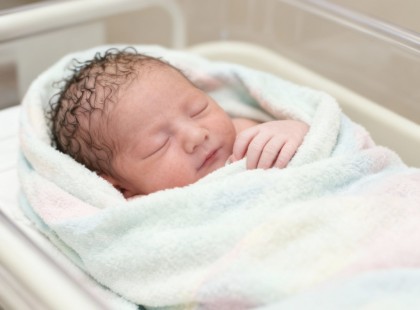 Ő Magyarország első kisbabája, és a 34 éves édesanyja.. Üdv Alíz baba! ..Aki gratulál, Isten adja meg neki, ami hiányzik neki az életéből!! ❤️❤️Cikk a hozzászólásoknál olvasható!