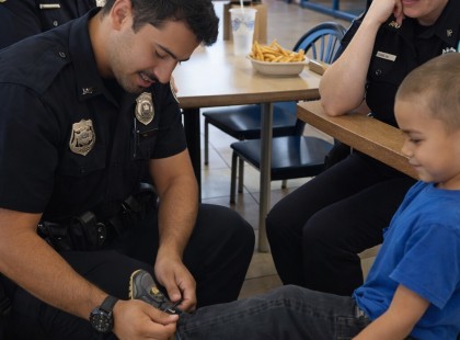 Egy rendőr cipőt kötött egy kisfiúnak – másodpercekkel később dermedt csend lett az étteremben