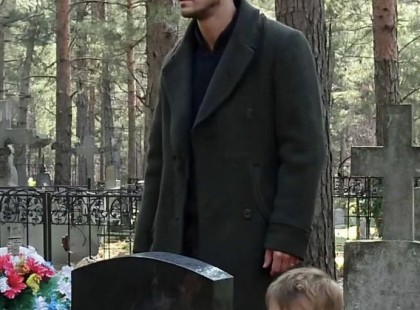 Bácsi, akarja, hogy letérdeljek?” – suttogta a kisfiú. A férfi nem sejtette, hogy a saját gyermeke áll előtte…A sűrű fenyőágak takarásából egy kisfiú némán figyelte az idegent. Próbált olyan halkan lélegezni, ahogy csak egy nyolcéves képes rá, miközben a szíve vadul vert a mellkasában. Érezte, hogy ez a férfi valamiért fontos. Valamiért... ismerős.A férfi ott állt a temető szélén, kezében egy csokor fehér liliommal, és mintha megmerevedett volna az idő. A szél belekapott a kabátja szélébe, és az eső halk permetként hullott köréjük, mintha maga az ég is visszatartotta volna a lélegzetét.A kisfiú – akit most már csak egyetlen cél vezérelt – összeszedte minden bátorságát, és kilépett a fa mögül. Apró cipője cuppogott a nedves földön, nyomot hagyott maga után, amit az eső rögtön elmosott.– Bácsi… – suttogta.A férfi összerezzent, mintha rémálmából ébredne. Lassan fordult meg, és amikor meglátta a fiút, akinek az arca régi emlékeket idézett fel, halkan felsóhajtott:– Te vagy az… Reméltem, hogy egyszer eljössz.– Várta…? Maga ismerte az anyukámat?A férfi nem felelt azonnal. Lehajolt, letette a virágokat a sírra, és remegő kézzel végigsimított a sírkő nedves felületén. Egy padra ült, a sír mellett, majd intett a fiúnak, hogy üljön mellé.– Őt… őt Katalinnak hívták, igaz?A fiú bólintott. Nagy, tágra nyílt szemei némán fürkészték az idegent.– Ő volt az életem – mondta halkan a férfi. – Az egyetemen ismertem meg. Ő volt a legcsodálatosabb ember, akit valaha ismertem. Az esküvőnket terveztük. De…Elhallgatott. A fájdalom elnyomta a szavakat.A fiú csendben ült mellette, nem tudta, mit kellene mondania.– Egy hónappal az esküvő előtt… eltűnt. Mintha elnyelte volna a föld. Kerestem mindenhol. Azt hittem, meggondolta magát. Hogy nem akar velem élni. De az igazság… nos, az teljesen más volt.A férfi hangja megremegett.– Várandós volt – mondta csendesen a kisfiú. – És soha nem mesélt nekem az apukámról.– Nekem sem mondott semmit – válaszolta a férfi keserűen. – A családja… nem engedte, hogy találkozzon velem. Azt mondták, nem vagyok méltó hozzá. Hogy nem vagyok elég jó. És ő hallgatott rájuk. Eltűnt az életemből… és én csak évekkel később tudtam meg, hogy meghalt.Lenyelte a torkát szorító gombócot.– Csak pár hete tudtam meg az igazat. Egy régi fiók mélyén találtam egy levelet… és abban ott volt a te neved.– Engem Ádámnak hívnak – suttogta a fiú.A férfi felnézett rá. A tekintete elhomályosult.– Tudom, Ádám – mondta halkan. – Én vagyok(A teljes történet az első kommentben)??