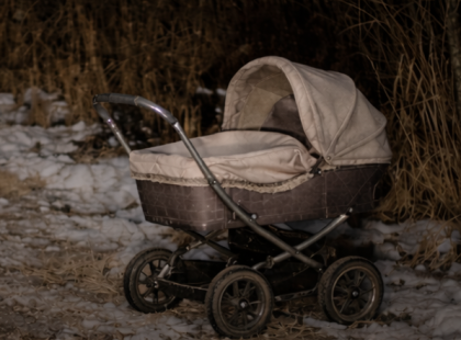 Ha éjszaka vezet és egy elhagyott babakocsit lát az út szélén, NE szálljon ki az autóból! Figyelmeztetés!