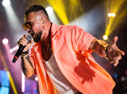 Hát gyerekek, van az a pillanat egy koncerten, amikor a zene hirtelen elhallgat egy másodpercre, a tömeg egy emberként figyel, és a színpadon álló előadó nem énekel tovább, hanem kimond valamit, ami erősebben csapódik be, mint bármelyik dalszöveg. Most Majka koncertjén pontosan egy ilyen pillanat jött el.