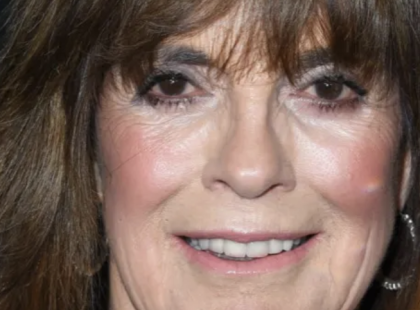 ? Egykor egy legendás amerikai sorozat gyönyörű, mégis szenvedő hősnőjeként hódította meg a világot, és milliók rajongtak érte estéről estére. ? A képernyőn csillogás, dráma és szenvedély vette körül, miközben karaktere alkoholproblémákkal és boldogtalan házassággal küzdött. ? A ’80-as években igazi szexszimbólummá vált, magazinok címlapján szerepelt, és levelek ezreit kapta rajongóitól. ? Nem fiatal lányként lett sztár, hanem érettebb nőként kapta meg élete nagy lehetőségét, ami mindent megváltoztatott. ⏳ Az idő azonban senkit sem kímél, és ma, 84 évesen már teljesen más arcát mutatja a világnak. ? Vajon kitalálod, ki az a legendás színésznő, akit egykor mindenki Sue Ellen néven ismert?