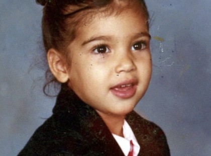 Felismered? Meg tudod mondani, ki ő? ✨? Már kislányként is minden tekintet rászegeződött, ma pedig milliók beszélnek a változásáról. ?⚡ Ha kíváncsi vagy, hogyan fest most, és miért döbbent meg mindenkit az átalakulása, nézz le a legfelső kommenthez! ?? Ott felfedjük a személyét – és azt a hihetetlen utat, amit bejárt! ?????