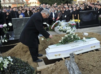 13 éve történt a Szita Bence gyilkosság..mind a 3 elkövető kínok között halt meg !Ma Szita Bence sírjánál jártunk.. még a szó is elakadt, mikor megláttuk az emlékhelyét..
? Cikk a hozzászólásoknál >>>