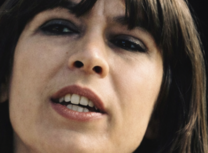 Az anya a zsúfolásig megtelt tárgyalóterem előtt lőtte le a férfit, aki megölte a 7 éves lányát