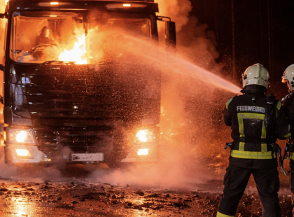 Tragédia Ausztriában: meghalt egy magyar kamionsofőr, tűz üthetett ki a fülkében