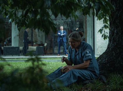 A milliárdos észrevette a takarítónőt az esőben – az igazság, amit felfedezett, mindent átírt