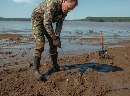 Egy drótdarab változtatta meg a reggelt – amit a halász kihúzott a sárból, mindenkit meglepett