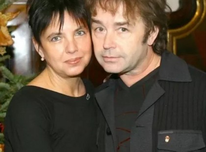 A színpad fénye és a csendes otthon – Szikora Róbert és Zsuzsika története