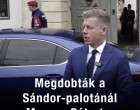 Megdobták a Sándor-palotából távozó Magyar Pétert, így reagált rá – videón az eset