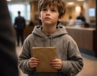 Lenézték a gyereket a bankban… aztán kiderült, mit rejt a boríték