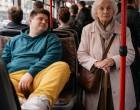 Pimasz fiatal férfi alázta az idős asszonyt a buszon… pár másodperc múlva minden megváltozott