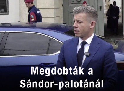 Megdobták a Sándor-palotából távozó Magyar Pétert, így reagált rá – videón az eset