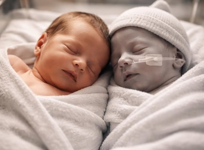 Halottnak hitt csecsemőt tettek a testvére mellé… ami ezután történt, mindenkit megrázott