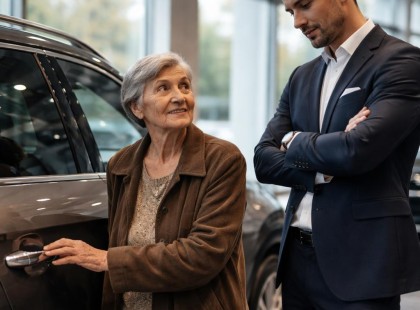 „Lenézték az idős nőt a luxusszalonban – egy nap múlva mindenki bánni kezdte