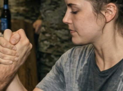 Egy katonáknak fenntartott kocsmában egy férfi szándékosan rám locsolta az italát