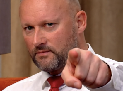 Alekosz részegen, az utcán akar lövöldözni, ha a Tisza Párt nyeri a választást