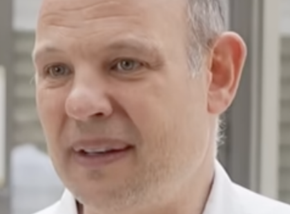 Megszólalt az orvos, aki a nyílt utcán varrta össze egy ember szívét -videó