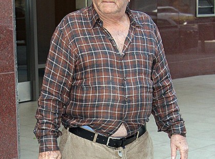 Ráismertek, ki látható a képen? ?✨ Ez a ritka, minden sallangtól mentes paparazzi felvétel egy imádott televíziós legendát mutat meg élete utolsó éveiben, nem sokkal a 2011-ben bekövetkezett halála előtt ??. A legtöbben egy különösen éles eszű, utánozhatatlan nyomozó szerepéből ismerték, akivel örökre beírta magát a televíziózás történetébe ?️?️. Az idő nyomot hagyott rajta, de a kisugárzása, a tehetsége és az emlékezetes alakításai máig ott élnek a nézők emlékezetében ?? Te már tudod, kiről van szó? ?? A megfejtésért nézd meg a felső kommentet! ⤵️?