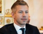 Atyaég ilyen sármos srácot még nem láttál! 24 évvel ezelőtti felvétel KERÜLT KI A NETRE amiből kiderül, hogy nézett ki Magyar Péter 21 éves korában, joghallgatóként!