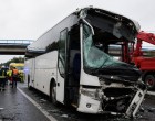 Újabb részletek derültek ki a tegnapi halálos buszbalesetről: a sofőr meghalt, több gyermeket is kórházba vittek 👇 Részletek lent a hozzászólásoknál!