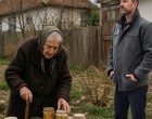 Sebészorvos megállt egy idős néninél az út szélén, hogy vegyen egy üveg házi lekvárt… De amikor otthon kinyitotta, a kanálja fémes hangot adott, és ő majdnem elájult attól, amit talált benne… 😳😳😳Már csak hetven kilométer volt hátra, amikor Gábor, a fiatal orvos egy elhagyatott falu szélén megpillantott egy idős nénit, aki egy botra támaszkodva, kis asztalkán árulta lekvárjait. Gábor fékezett, kiszállt a kocsiból, és szóba elegyedett vele.– Jó napot, néni! Micsoda finomságok ezek! Nem sajnálja eladni őket? – kérdezte mosolyogva.A néni szemlesütve, halkan válaszolt: – Ó, édes fiam, ha elég lenne a nyugdíjam, nem állnék itt. De még egy hét van hátra, és már egy fillérem sincs… Ha ezeket nem adom el, a fiam mindet elcseréli pálinkára…Gábort annyira megérintette a történet, hogy nemcsak hogy vett egy üveg lekvárt – épp a kedvencet, málnásat, amit anyukája is szeretett –, hanem jóval többet fizetett érte, mint amennyit a néni kért.– Ugyan, néni, a munkáját meg kell becsülni – mondta mosolyogva, majd búcsút intett.A néni könnyes szemmel áldotta meg őt, és még sokáig integetett utána az út széléről...Gábor hazaért édesanyjához, aki örömmel ölelte meg:– Drága fiam, de jó, hogy újra látlak! Biztos kimerültél az úton…– Ugyan, anyu, most szabadságon vagyok, pihenünk együtt – mondta Gábor, majd hirtelen felkapta az említett lekvárosüveget.– Nézd csak, mit hoztam neked! A kedvenced. Egy néni árulta, a szíved megszakadna, ha hallanád a történetét…De amikor Gábor kinyitotta az üveget, és beletette a kanalat, egy fémes csilingelés hallatszott. Megdermedt. Újra belenyúlt.És akkor…ELFEHÉREDETT AZ ARCA. Amit talált, arra semmilyen orvosi tapasztalat nem készíthette fel… 😳😳😳👉 A folytatás az első hozzászólásban a kép alatt! 👇👇👇 Kevesebb jelenjen meg