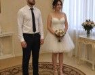 Az esküvő közepén MEGMOZDULT valami Sára menyasszonyi ruhája alatt! A vőlegény, Gábor elsápadt, a vendégek felsikoltottak – SENKI nem volt felkészülve arra, ami ezután történt… 😱😱😱A házasságkötő terem ünneplőbe öltözött vendégekkel telt meg, mindenki a boldog pillanatra várt… De amikor az aláírás következett volna, valami megmozdult a ruha alatt. Nem hátul. Nem oldalt. Hanem egyenesen Sára szoknyája alatt! 😳Egy pillanat alatt dermedt csönd lett a teremben… Egy idős rokon keresztet vetett, egy koszorúslány a szájához kapott, a vőlegény pedig falfehér lett. És akkor a ruha hirtelen újra megmozdult! 😨Folytatás az első hozzászólásban – de kapaszkodj, mert ilyen esküvői sztorit még biztosan nem hallottál! 👇👇👇👇👇