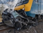 Három huszonéves fiatal halt meg Sülysápnál, miután autójukkal a tilos jelzésen áthajtva egy vonat elé kerültek.