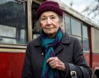 👉 „Egy nyugdíjas tanárnő megállt a piacon, és odaadta az utolsó ezresét egy frissen szabadult fiatalnak. Mindenki bolondnak nézte. De pár nap múlva valaki becsöngetett hozzá, és amit akkor megtudott, arra senki nem számított… Ez a történet megtanít újra bízni az emberségben!”A nagyi pénzt adott egy ex-rabnak buszra. Később hívatlan vendégek állítottak be hozzáZsuzsa néni egész életében tanárként dolgozott, és most kénytelen volt zöldséget árulni a piacon a nevetségesen alacsony nyugdíja miatt. A veje új feleséget hozott a közös lakásba, a lánya pedig visszaköltözött a gyerekkel az anyjához. Zsuzsa, ahogy csak tudott, segített nekik.– Anyu, rosszul érzem magam, hogy így terhelek téged. Egész nap a kertben vagy, aztán a piacon... – mondta Elvira. – Pihenhetnél egy kicsit.– Semmi baj, lányom. Amíg bírom, segítek neked meg az unokámnak. Ti is sokat segítetek – a kert felét két nap alatt kigyomláltátok! Egyedül nem bírtam volna el vele – válaszolta az asszony. – És hát Lilinek is új cipő kell iskolakezdésre. Nem mehet szakadtban, ugye?Így éltek – egymást segítve, szűkösen, de szeretetben. Hittek benne, hogy egyszer talán náluk is kisüt a nap. Persze, ha Elvira kicsit könyöklősebb típus lett volna, könnyebb lenne az élete.Egy reggel Zsuzsa elindult a piacra. Jó helye volt, sok vevő. Ezt más árusok is észrevették, köztük régi ismerőse, Ludmilla is. Mire Zsuzsa odaért, Ludmilla már elfoglalta a helyét.– Jaj, te meg miért alszol ilyen sokáig? Bocs, már elfoglaltam a helyed. Pakolok majd egy órát, szóval ma máshol kell árulnod – jelentette ki Ludmilla.Zsuzsa nem vitatkozott – nem ilyen volt. Arrébb ment, kipakolta az áruit. Mellé egy régi szomszédasszony, Teri telepedett le.– Na, a vejeddel mi a helyzet? Nem jött vissza? – kérdezte Teri.– Nem. Már más élete van – sóhajtott Zsuzsa.– A mai fiatalokat nem érdekli a család. Inkább maguknak akarnak élni. Az én fiam is még mindig nőtlen, csak a hegyeket járja – mesélte Teri.Ahogy beszélgettek, repült az idő. Délután egy furcsán öltözött, fiatal férfi jelent meg a piacon.– Ez tuti sittes volt! – suttogta Ludmilla, és mindenki a jövevényt bámulta.A férfi Zsuzsa pultjához sétált, előhúzta üres zsebeit, és kérdezett:– Néni, egy fillérem sincs. Adna két almát hitelbe?– Á, vidd csak, nem nagy ügy. De mondd csak, egy ilyen fiatalnak hogyhogy nincs pénze? – kérdezte Zsuzsa vállat vonva.– Most jövök… olyan helyről, amit jobb nem emlegetni. Ne tessék félni, nem vagyok gyilkos. Egy nő miatt kerültem oda. Elvakultam, és ráfáztam.– A családod nem segít?– Megvannak, de nem akarok hívni senkit. Meg akarom őket lepni. Otthon Szekszárdon lakom.– Az nincs közel!A férfi elment a buszpályaudvar felé, beszélt valamit egy sofőrrel, majd visszatért Zsuzsához.– Néni… tudna egy kis pénzt adni kölcsön? Ha nem segít, nem jutok haza. Megígérem, visszahozom!– Mennyit kérsz?– Ezret...Zsuzsa a többi árus döbbent tekintete ellenére elővett egy ezrest, és a fiú kezébe nyomta.– Gyalog mégse megy haza. Vidd csak.– Köszönöm szépen! Visszahozom, ígérem! Engem Palkónak hívnak. És Önt?– Zsuzsa vagyok. Zsuzsa néni.– Köszönöm, Zsuzsa néni! – mondta a fiú, és elindult a buszhoz.– Megbolondultál, Zsuzsa?! Ez a pénznek bottal inthetsz! – háborgott Teri.– Segítenünk kell egymáson. Nem vagyunk állatok – válaszolta Zsuzsa.– Egy sittes nem ember! Az börtönből jött, és oda is való vissza!Zsuzsa csak legyintett, és hazament.(Folytatás az első kommentben…)