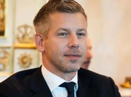 Atyaég ilyen sármos srácot még nem láttál! 24 évvel ezelőtti felvétel KERÜLT KI A NETRE amiből kiderül, hogy nézett ki Magyar Péter 21 éves korában, joghallgatóként!