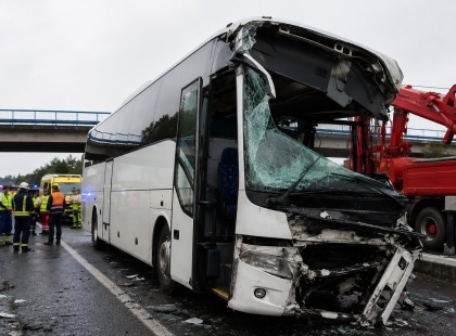 Újabb részletek derültek ki a tegnapi halálos buszbalesetről: a sofőr meghalt, több gyermeket is kórházba vittek ? Részletek lent a hozzászólásoknál!