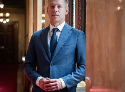 Különleges fotó készült Magyar Péterről: először látható együtt három fiával, Leventével, Lóránttal és Miklóssal