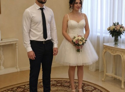 Az esküvő közepén MEGMOZDULT valami Sára menyasszonyi ruhája alatt! A vőlegény, Gábor elsápadt, a vendégek felsikoltottak – SENKI nem volt felkészülve arra, ami ezután történt… ???A házasságkötő terem ünneplőbe öltözött vendégekkel telt meg, mindenki a boldog pillanatra várt… De amikor az aláírás következett volna, valami megmozdult a ruha alatt. Nem hátul. Nem oldalt. Hanem egyenesen Sára szoknyája alatt! ?Egy pillanat alatt dermedt csönd lett a teremben… Egy idős rokon keresztet vetett, egy koszorúslány a szájához kapott, a vőlegény pedig falfehér lett. És akkor a ruha hirtelen újra megmozdult! ?Folytatás az első hozzászólásban – de kapaszkodj, mert ilyen esküvői sztorit még biztosan nem hallottál! ?????