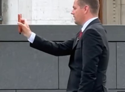 Titokban készült videó  terjed Németh Balázsról! Őrület, mit művelt a Parlamentnél: