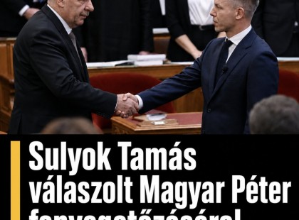 Sulyok Tamás válaszolt Magyar Péter fenyegetőzésére Magyar Péter lemondásra szólította fel Sulyok Tamást Az országgyűlés szombati alakuló ülésén Magyar Péter felszólította Sulyok Tamást, hogy mondjon le köztársasági elnöki pozíciójáról. A miniszterelnök szerint az elmúlt években számos közjogi intézmény elveszítette a társadalom bizalmát, ezért úgy fogalmazott, hogy ezek vezetőinek szembe kell nézniük a felelősségükkel, és távozniuk kell a tisztségükből. A köztársasági elnököt külön is megnevezte Magyar Péter beszédében külön kiemelte Sulyok Tamás köztársasági elnököt, akit ismét lemondásra szólított fel. A kormányfő úgy fogalmazott: „Ideje távozni, elnök úr, ameddig még lehet!” A kijelentés nagy visszhangot váltott ki, különösen azért, mert az államfő pozíciója közjogi szempontból is kiemelt jelentőségű. A Sándor-palota rövid választ adott A Telex ezt követően a Sándor-palota álláspontja felől érdeklődött. A válasz rövid, de egyértelmű volt: „A köztársasági elnök jogállását és a hivatalviselésének feltételeit az Alaptörvény egyértelműen szabályozza.” Ezzel a Sándor-palota arra utalt, hogy Sulyok Tamás helyzetét nem politikai felszólítások, hanem az Alaptörvény rendelkezései határozzák meg. Sulyok Tamás gratulált, de figyelmeztetett is A köztársasági elnök az alakuló ülésen gratulált Magyar Péter pártjának, ugyanakkor hangsúlyozta, hogy a rendkívüli győzelem rendkívüli felelősséggel jár együtt. A Tisza Pártnak azt kívánta, hogy „védje és vezesse tovább a hazát”, de azt is világossá tette, hogy minden politikai hatalom kizárólag jogállami keretek között értelmezhető. A jogállam megbontásának veszélyére figyelmeztetett Sulyok Tamás arra is figyelmeztetett, hogy „a jogállam megbontása” beláthatatlan következményekkel járna. Az ügy azért vált különösen érzékennyé, mert a vita már nemcsak személyi kérdésről szól, hanem arról is, meddig terjedhet egy új politikai többség mozgástere a közjogi intézmények vezetőivel szemben.