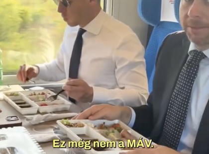Magyar Péter és Vitézy Dávid ebben a videóban megmutatta, milyen fantasztikus ételeket szolgálnak fel a lengyel vasúton! Ez nagyon nem a MÁV! Íme a videó! A felvételt a hozzászólásoknál láthatod.