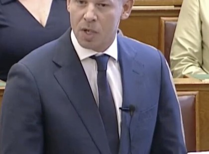 Magyar Péter keményen kiosztott egy Fideszes képviselőt! Az ellenzék döbbenten hallgatta, mi mindent árult el a magyar kormányfő! A videót a hozzászólásoknál láthatod.