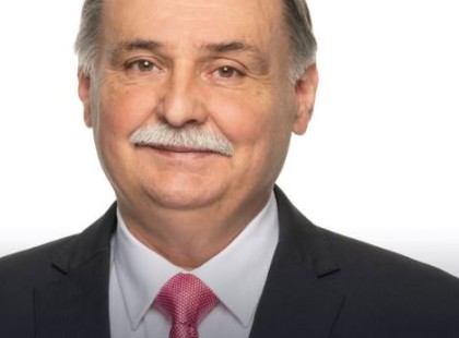 Gajdos László, az élő környezetért felelős miniszter egy képen mutatta meg feleségét és lányát! Íme a családi fotó! A felvételt a hozzászólásoknál láthatod.