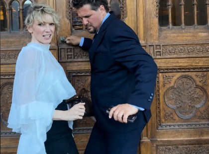 Titokban levideózták a friss államtitkár Nagy Ervint és feleségét, micsoda fergeteges táncot lejtettek, miután kiléptek a Parlament kapuján: