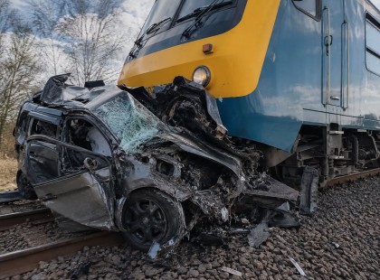 Három huszonéves fiatal halt meg Sülysápnál, miután autójukkal a tilos jelzésen áthajtva egy vonat elé kerültek.