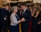 A fiú a nagymamáját kérte fel az első táncra, a terem nevetésben tört ki – percekkel később mindenki szégyenkezve hallgatott