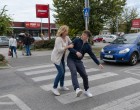Óriási balhé a Penny előtt: Őrjöngve kiugrott a piros Mazdából a nő és nekiesett a fiatal srácnak. Börtönbe is kerülhet a dühöngő asszony.